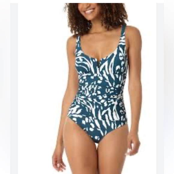 Anne Cole
JUNGLE
FEVER Printed
V-Wire
Ruched One-Piece
Swimsuit
Size 10 - Picture 3 of 15